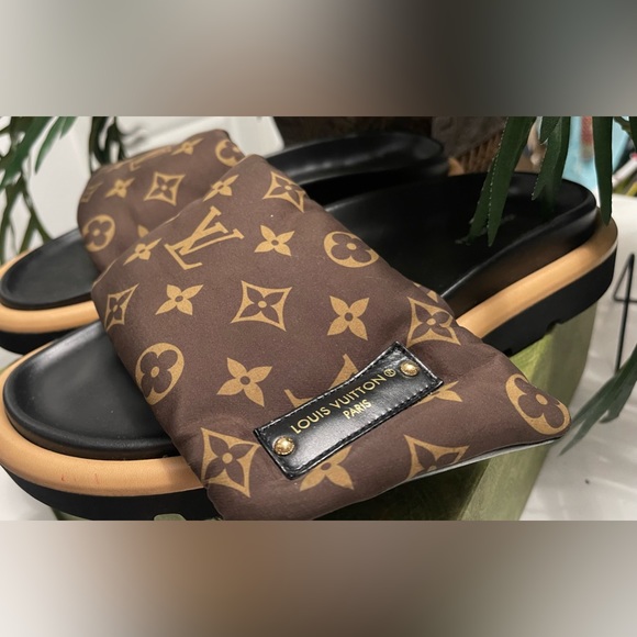 Authentic Louis Vuitton Pool Pillow Flat Comfort Mule - Gently worn. - Picture 1 of 8